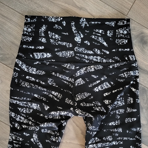 SOLD Lululemon Wunder Under High Rise - Picture 4 of 10